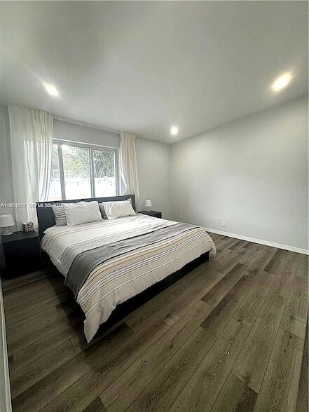 Building Photo - 5482 Lakewood Cir S