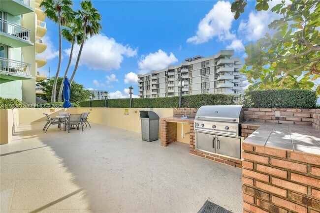 Building Photo - 2475 Brickell Ave