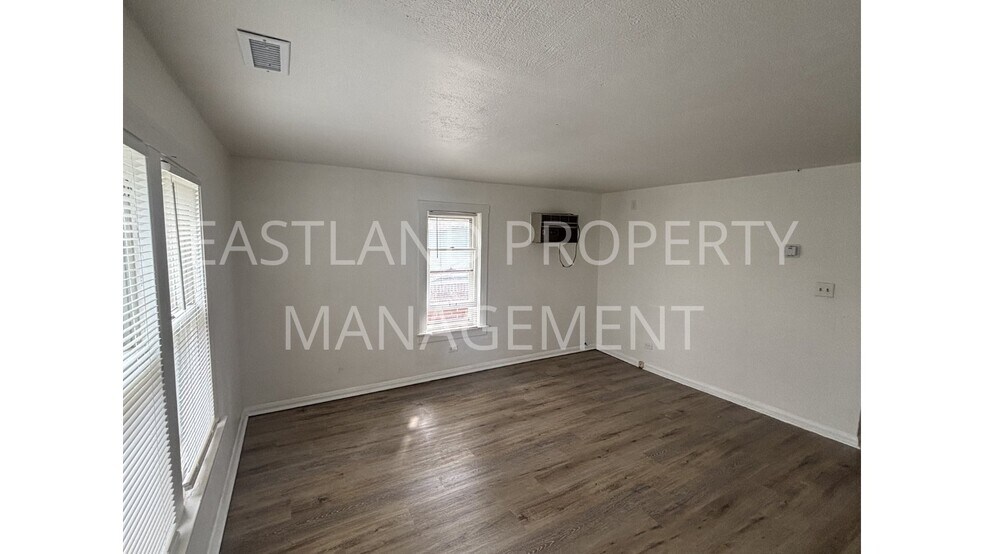 Building Photo - 823 Custer Dr