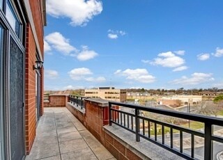 Building Photo - 450 Village Center Dr