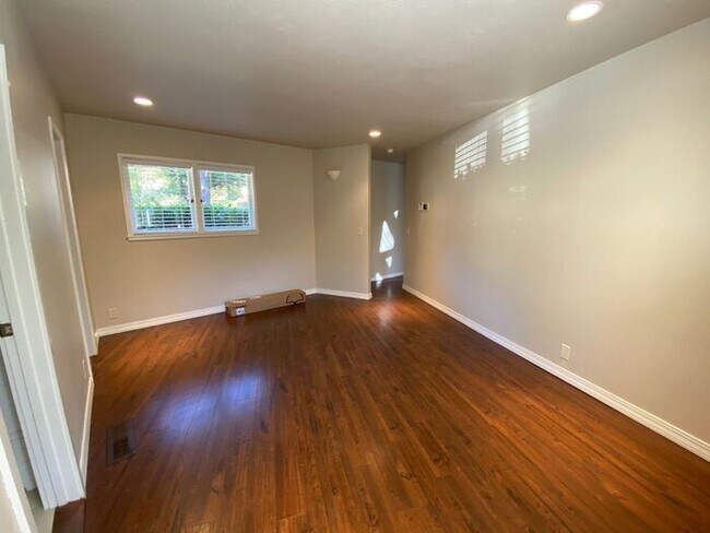 Building Photo - 4110 El Bosque Dr