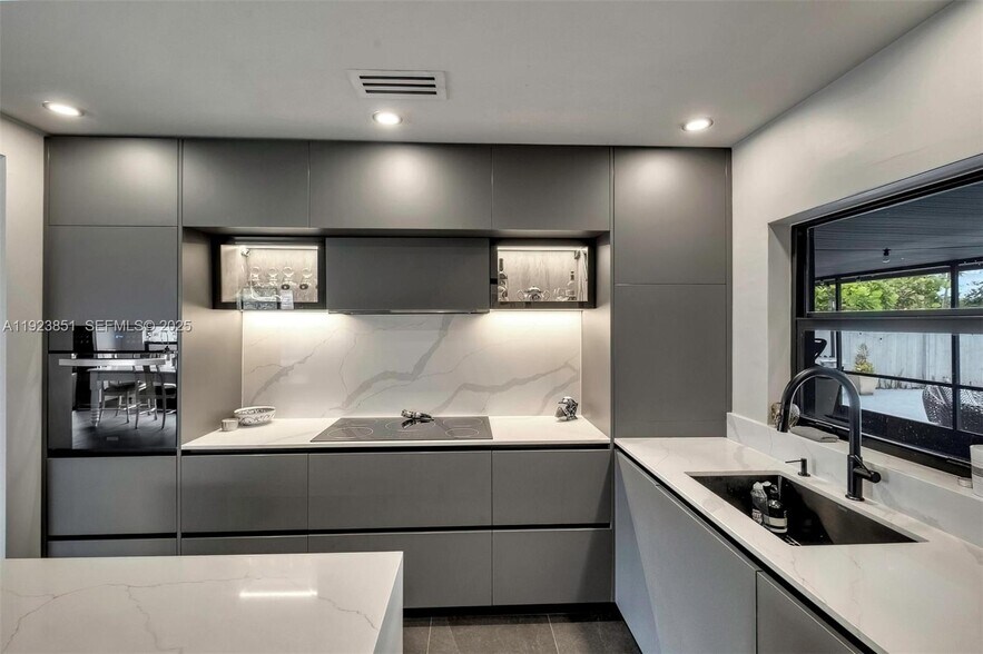 Building Photo - 530 NW 39th St