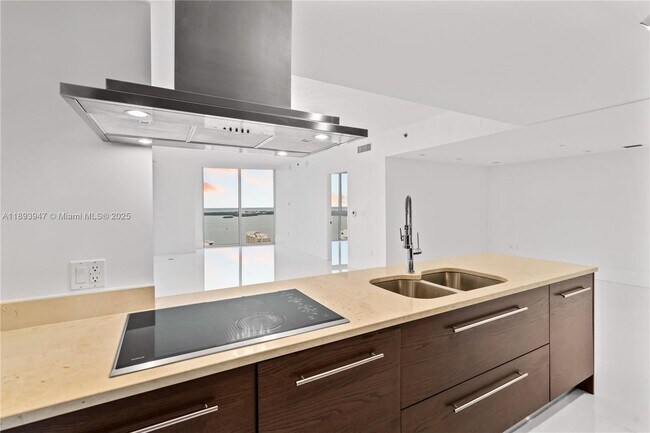 Building Photo - 495 Brickell Ave