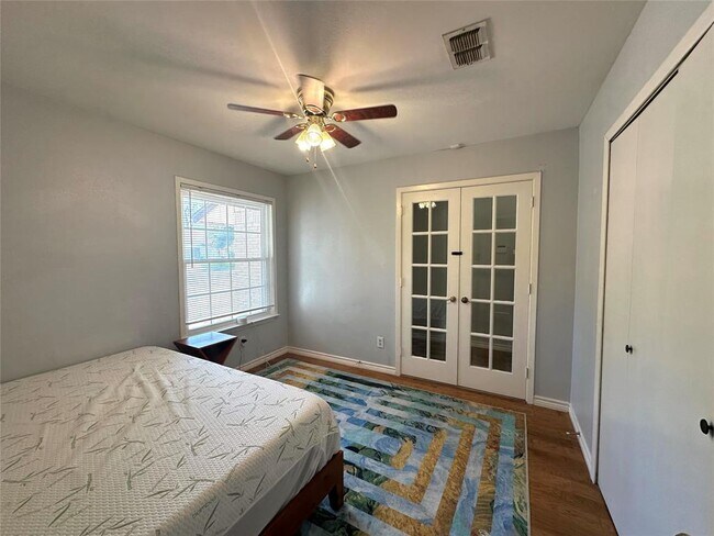 Building Photo - 5300 Suburban Dr