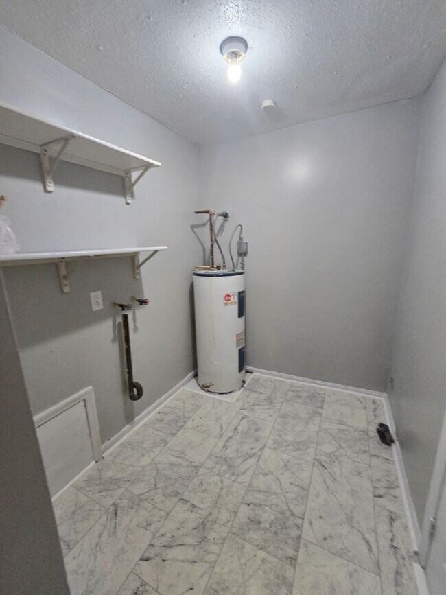 Building Photo - Two Bedroom Duplex located on the Westside off West 10th St and Lynhurst Dr