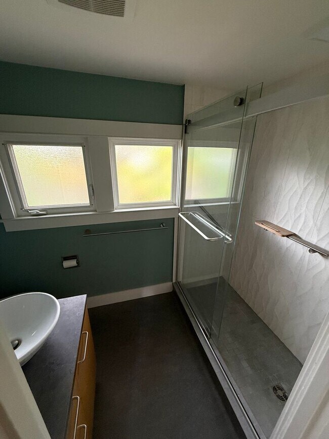 Building Photo - Charming Sellwood Gem in the Heart of SE P...