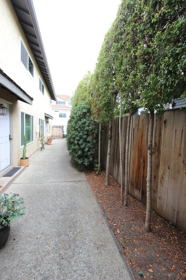 Building Photo - 3821 Albatross St