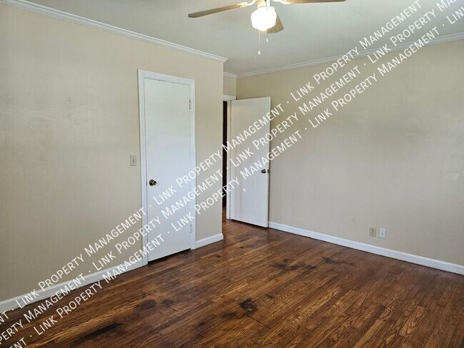 Building Photo - Don't Miss this Charming 2 bedroom with Ga...