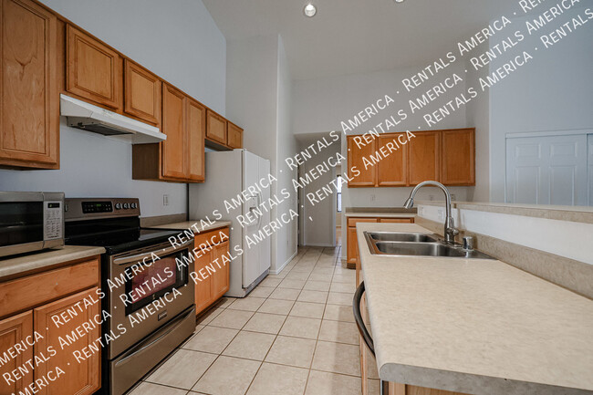 Building Photo - 10844 W Palm Ln