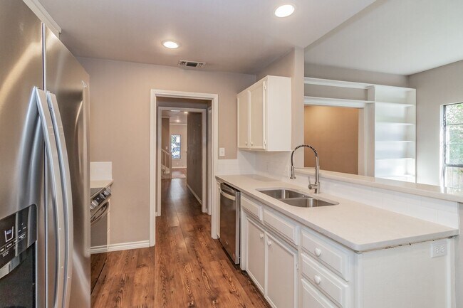 Building Photo - Beautiful townhome in a prime location nea...