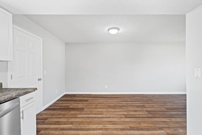 Building Photo - 2 Bedroom 1.5 Bathroom