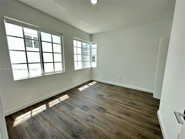 Building Photo - 1560 Euclid Ave