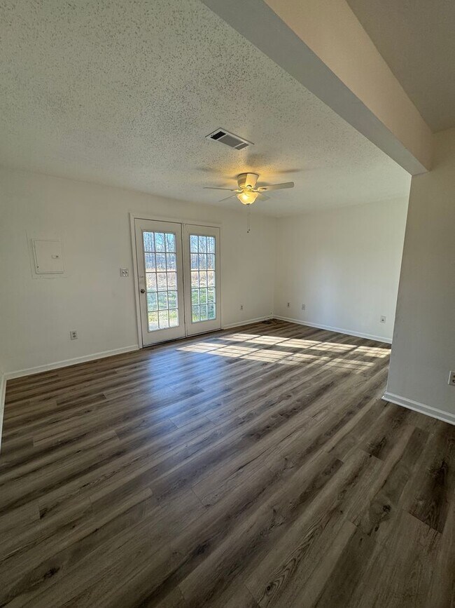 Building Photo - Desirable Townhouse in Martin! *New Flooring & Paint*
