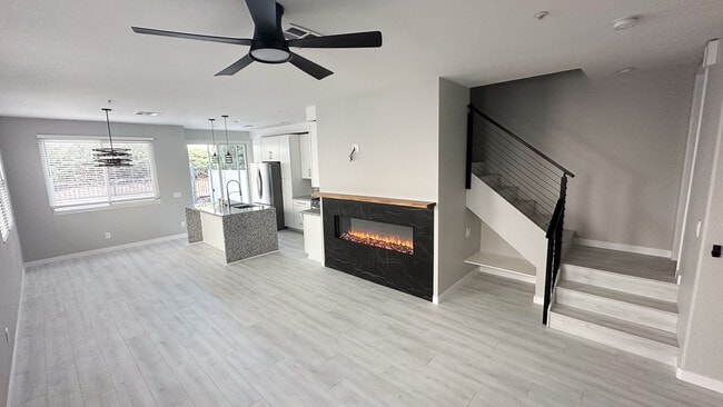 Building Photo - 608 Silver Berry Pl