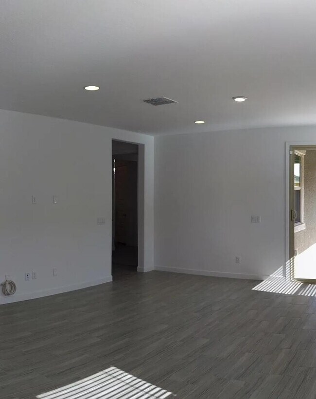 Building Photo - 2250 E Kelly Dr