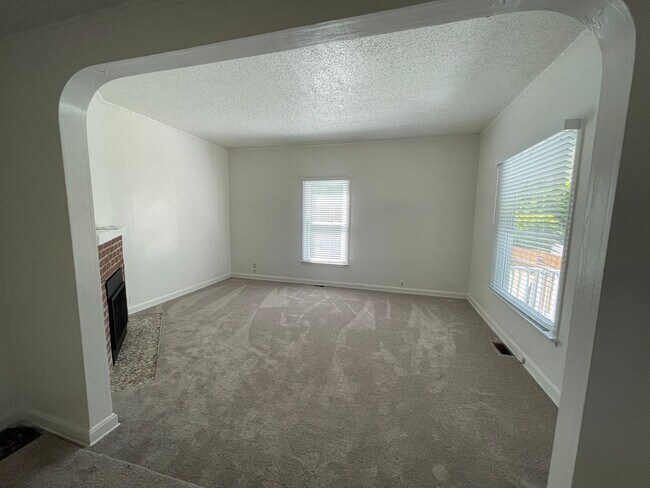 Building Photo - 4br/2ba house with fenced yard with detached garage