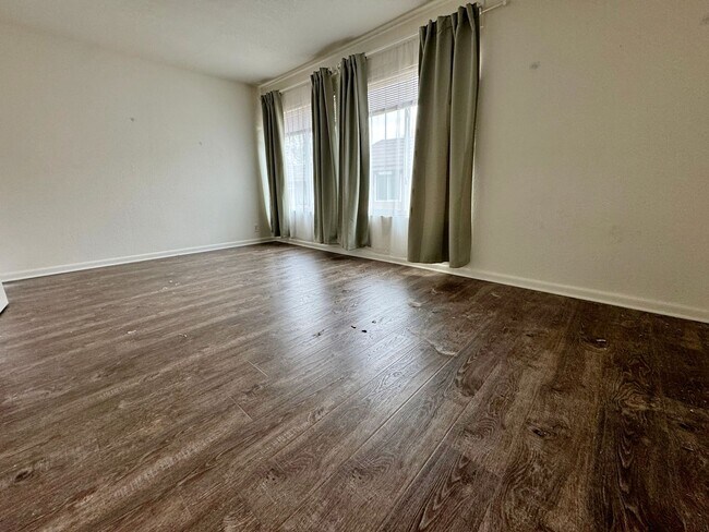 Building Photo - FOR RENT 2BD/1.5 BA/2 parkings/ Town House
