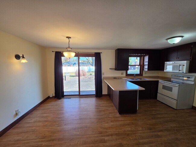 Building Photo - 1798 Chateau Dr