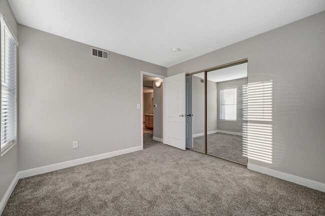 Building Photo - Charming 3 Bedroom Upstairs Condo in a Gat...