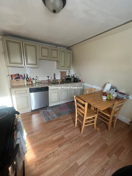 Building Photo - 13 Charnwood Rd