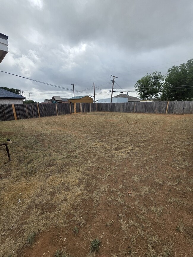 Building Photo - 3 bed 2 bath home