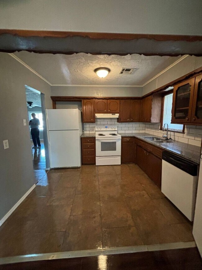 Building Photo - Must See 3 Bedroom