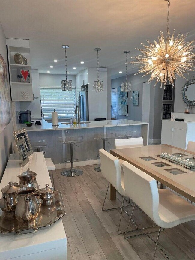 Building Photo - 9299 Vista Del Lago