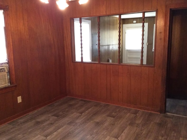 Building Photo - 5915 Henderson Ave