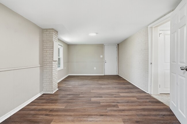 Building Photo - 624 Elm Dr