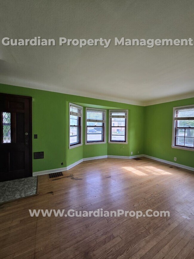 Building Photo - Available Now! Free Oct Rent! NE Minneapol...