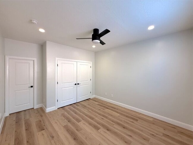 Building Photo - 4 bed, 2.5 bath duplex w/2 car garage