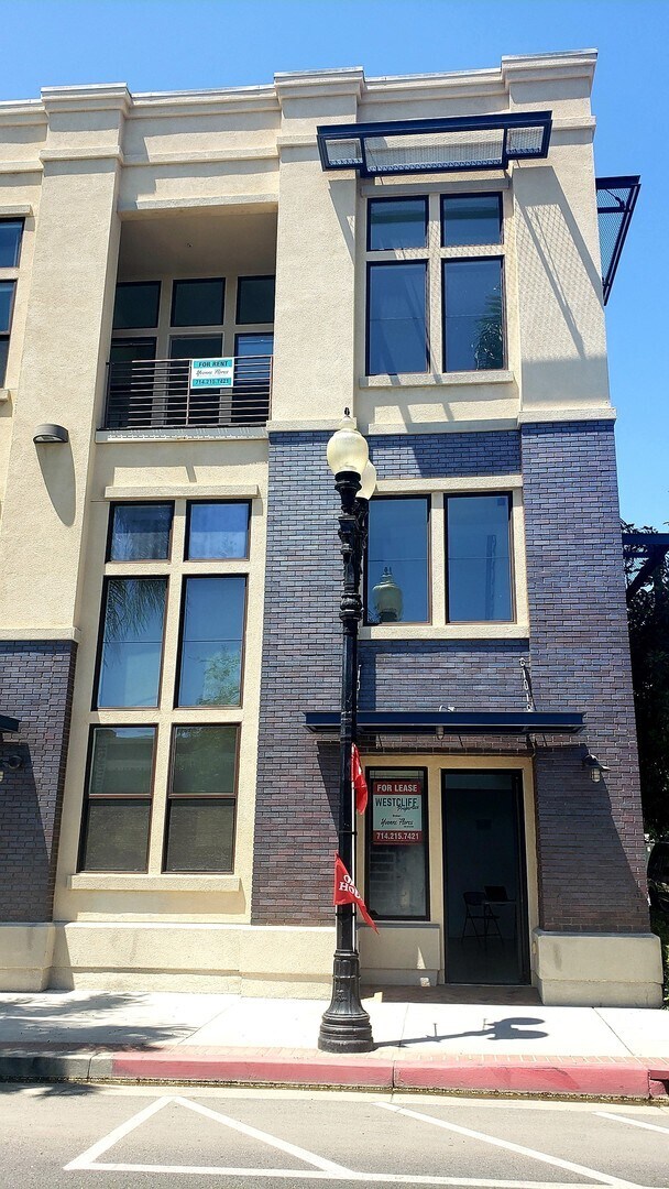 Building Photo - Santa Ana Loft