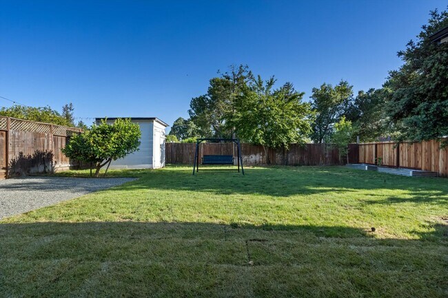 Building Photo - Updated 3 bedroom 2 bathroom single family home within walking distance to the Sonoma Town Square...