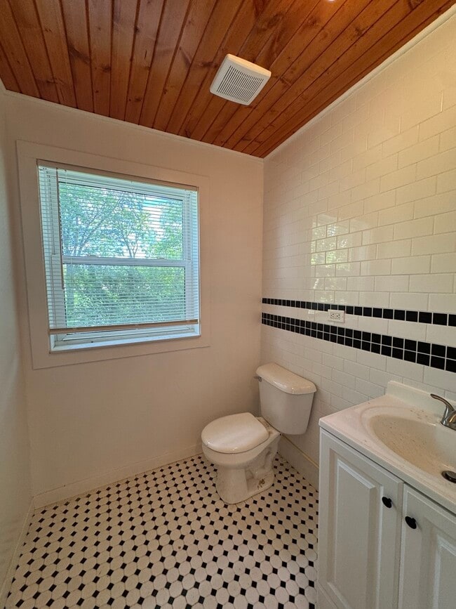 Building Photo - 519 S Hale St
