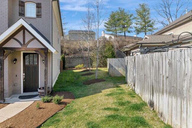 Building Photo - Harpeth Park Townhome in Bellevue