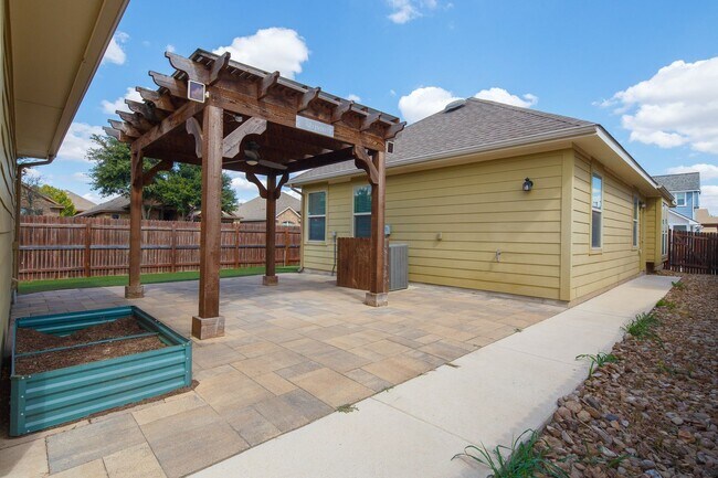 Building Photo - NOW 3 BEDROOM HOME LOCATED IN SAN MARCOS, TX!