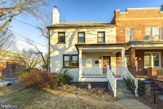 Building Photo - 1900 Q St SE