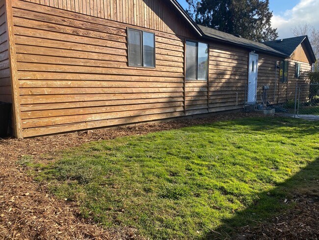 Building Photo - 523- 525  Markeson St