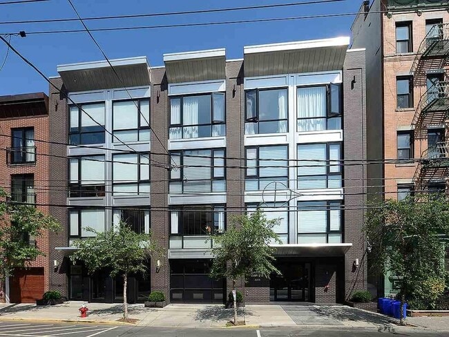 Building Photo - 511 Madison St