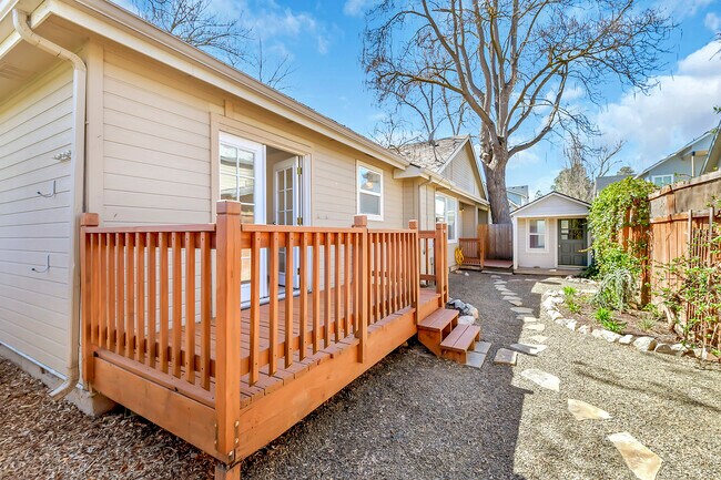 Building Photo - 4552 W Kendall St