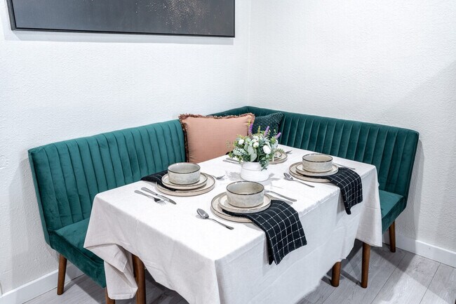 Building Photo - 2359 Oakwood Dr