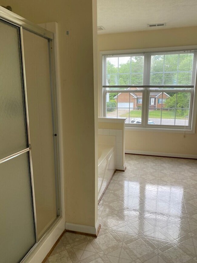 Building Photo - Available NOW in the Villages of Westminster in Williamsburg!