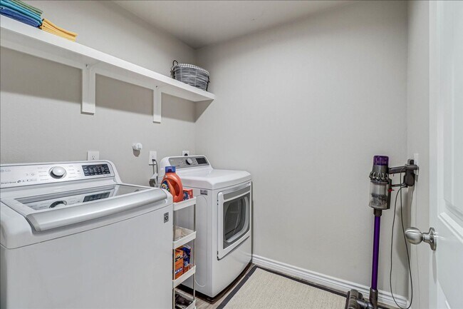 Building Photo - 7213 Adler Dr