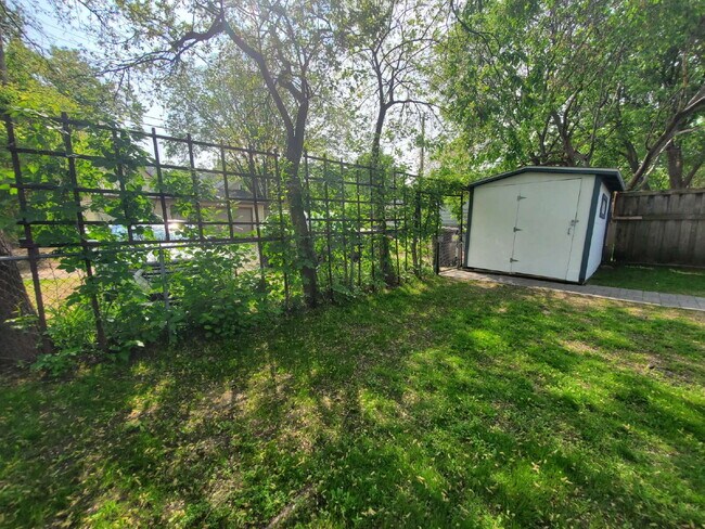 Building Photo - 4 bed 2 bath Comfortable and spacious single-family house, in NE Minneapolis