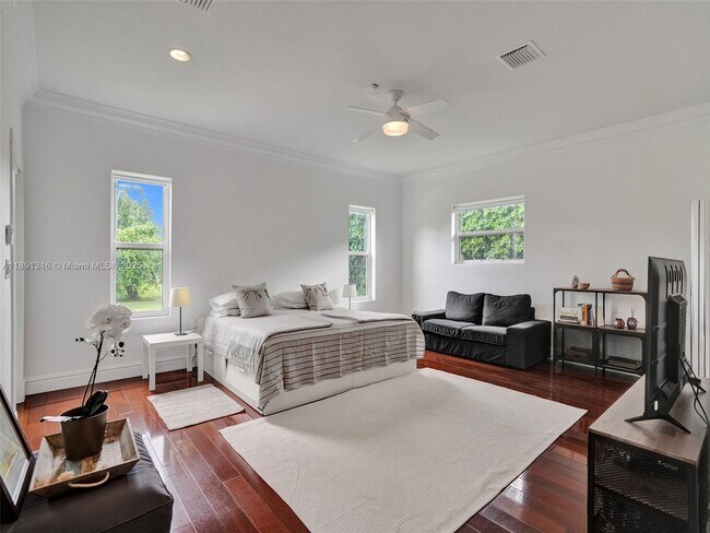 Building Photo - 13555 SW 74th Ave