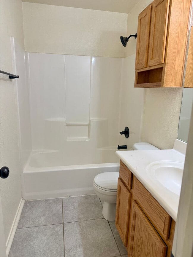 Building Photo - 1215 E Avenue H