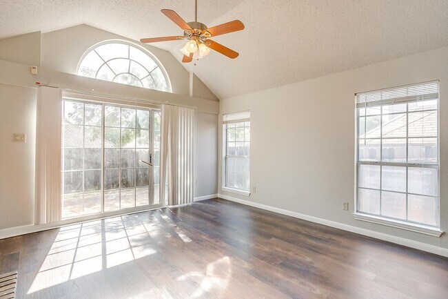 Building Photo - Open Floorplan with 3 Bed, 2 Bath Home in Established Neighborhood- Fort Worth- 76120