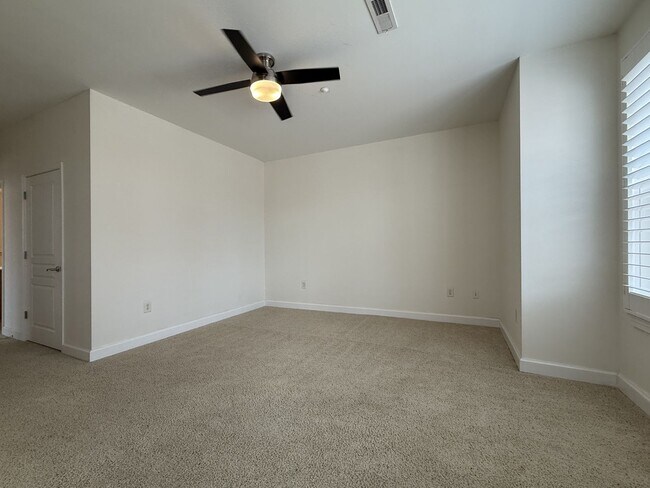 Building Photo - Beautiful 2nd Floor City Center Corner Condo.