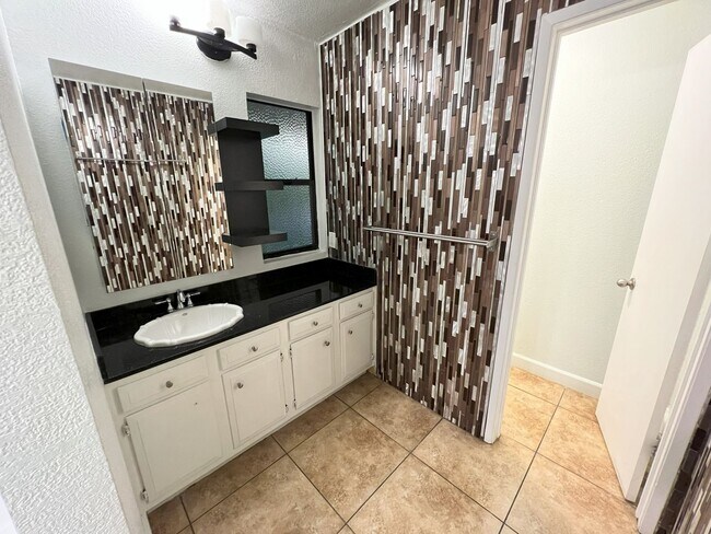 Building Photo - Remodeled 2 Bed, 2 Bath Unit in Downtown S...