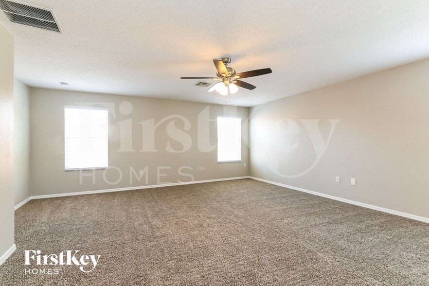 Building Photo - 300 Aster Dr